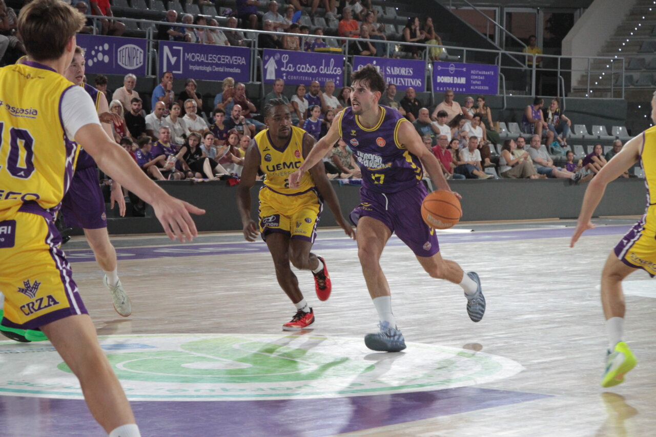 Jugadores de baloncesto en un partido entre Palencia y Valladolid