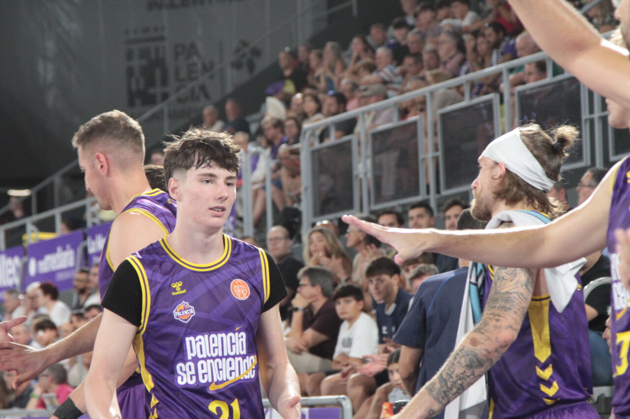 Jugadores del equipo de baloncesto de Palencia durante un partido