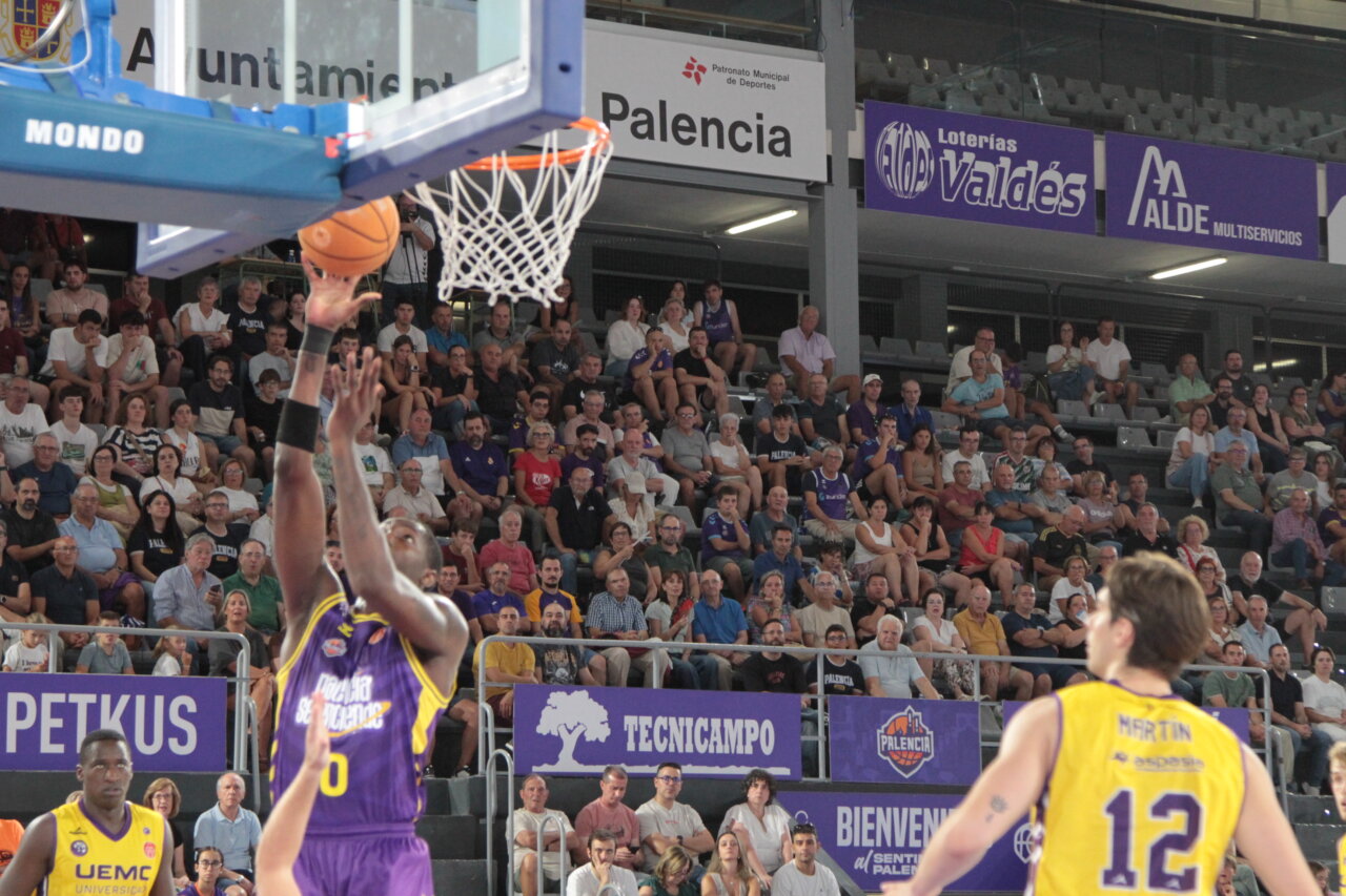Jugador lanzando a canasta en un partido de baloncesto en Palencia