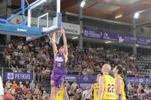 Jugador del Iberolea Palencia anotando en un partido de baloncesto