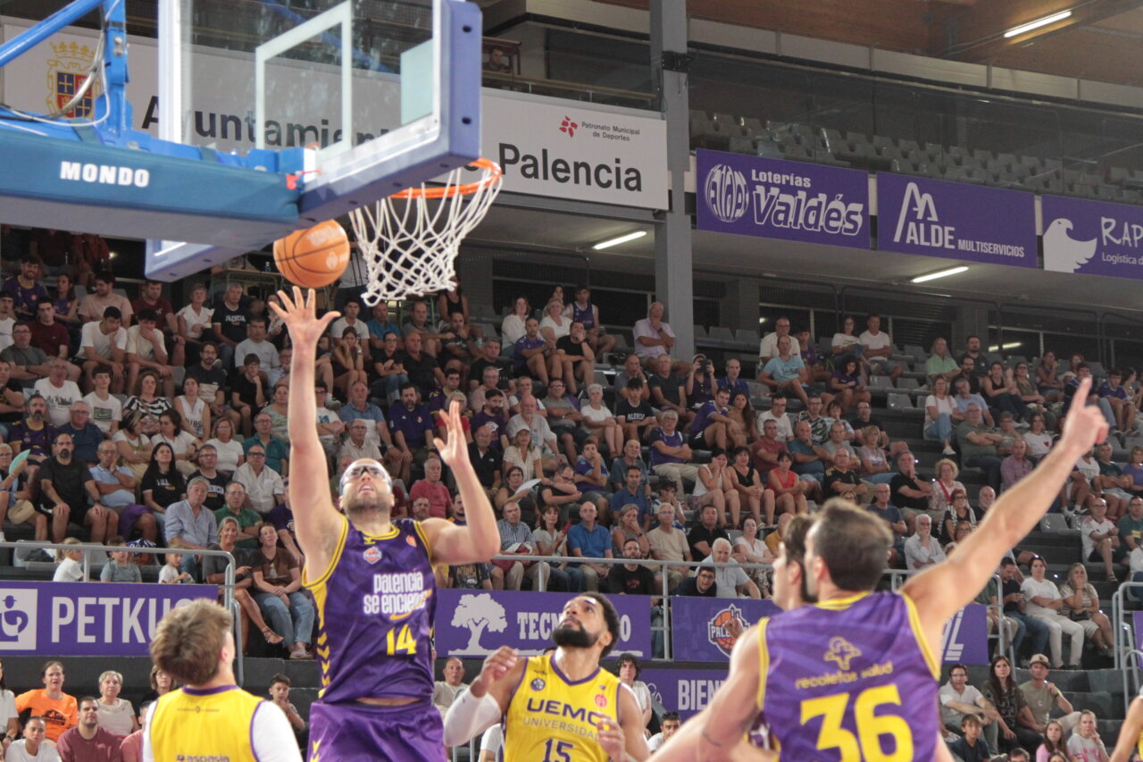 Jugadores de baloncesto en acción durante un partido en Palencia