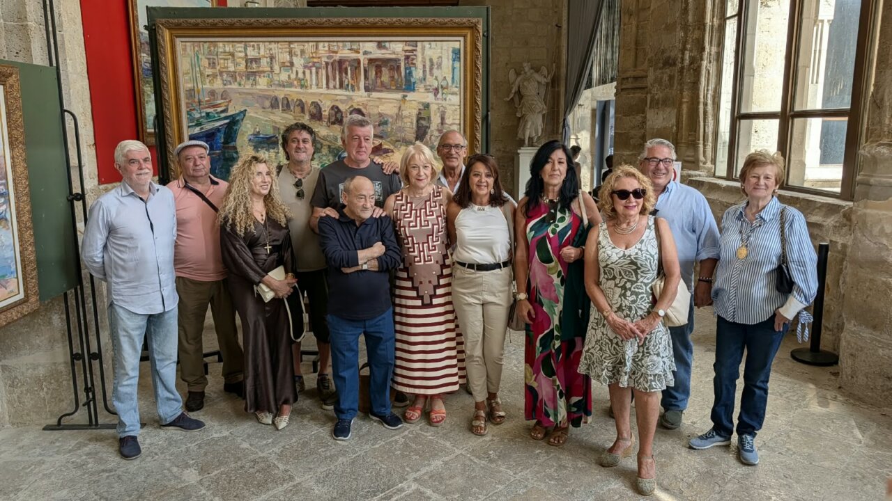 Grupo de personas en la inauguración de la exposición de Antonio de la Peña