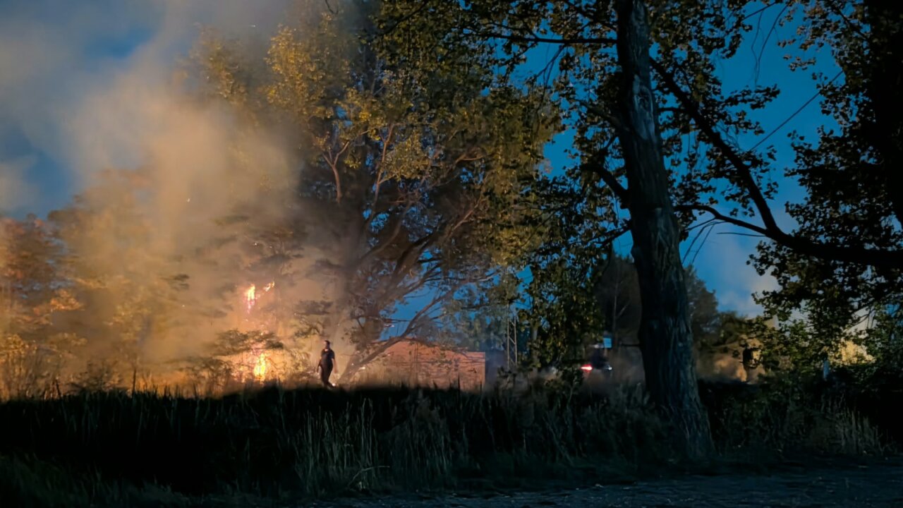 Incendio de arbolado en Grijota durante la noche con humo y llamas visibles.