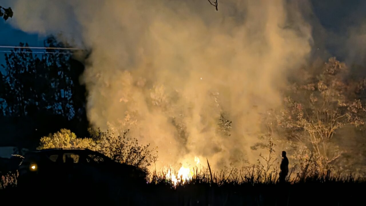 Incendio de arbolado en Grijota con humo y fuego visible