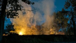 Incendio de arbolado en Grijota con humo y fuego visible