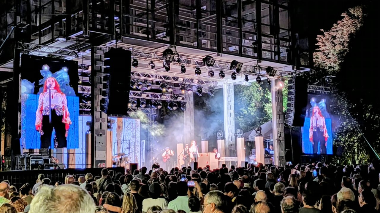 Luz Casal actuando en un concierto en el Parque del Salón.