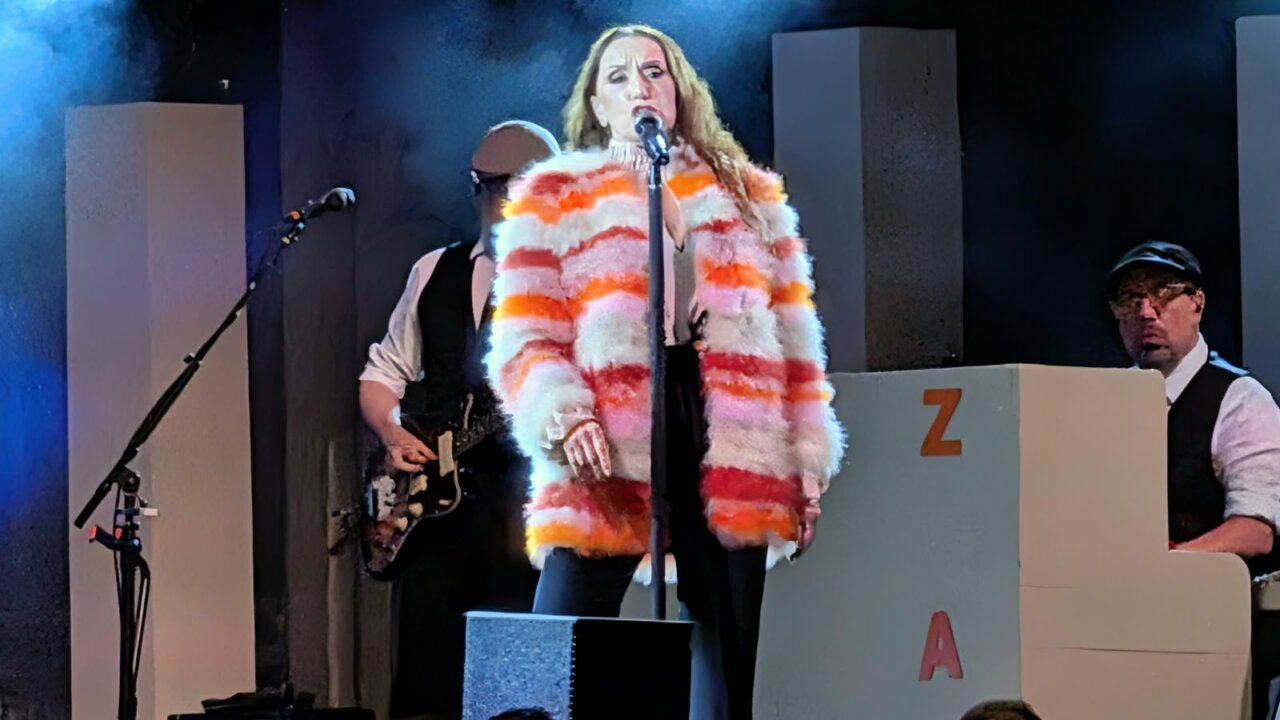 Luz Casal actuando en el Parque del Salón durante San Antolín.