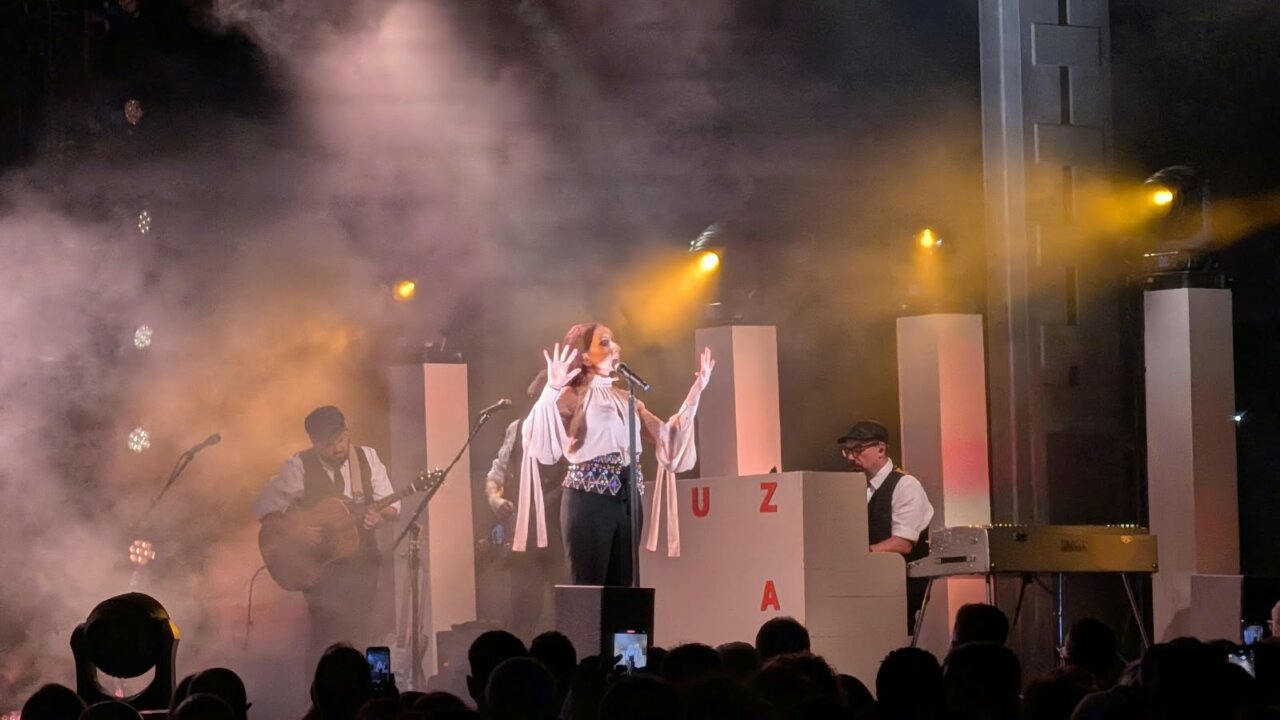 Luz Casal actuando en un concierto con banda en el Parque del Salón.