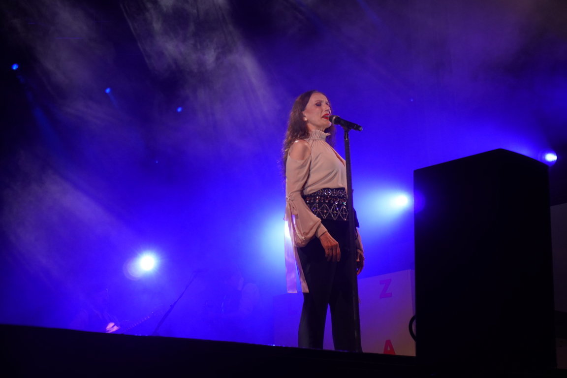 Luz Casal cantando en el escenario durante el concierto en San Antolín.