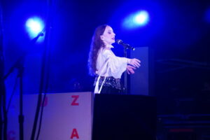 Luz Casal cantando en un concierto en Palencia