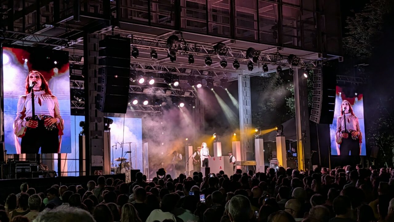 Luz Casal actuando en un concierto en el Parque del Salón
