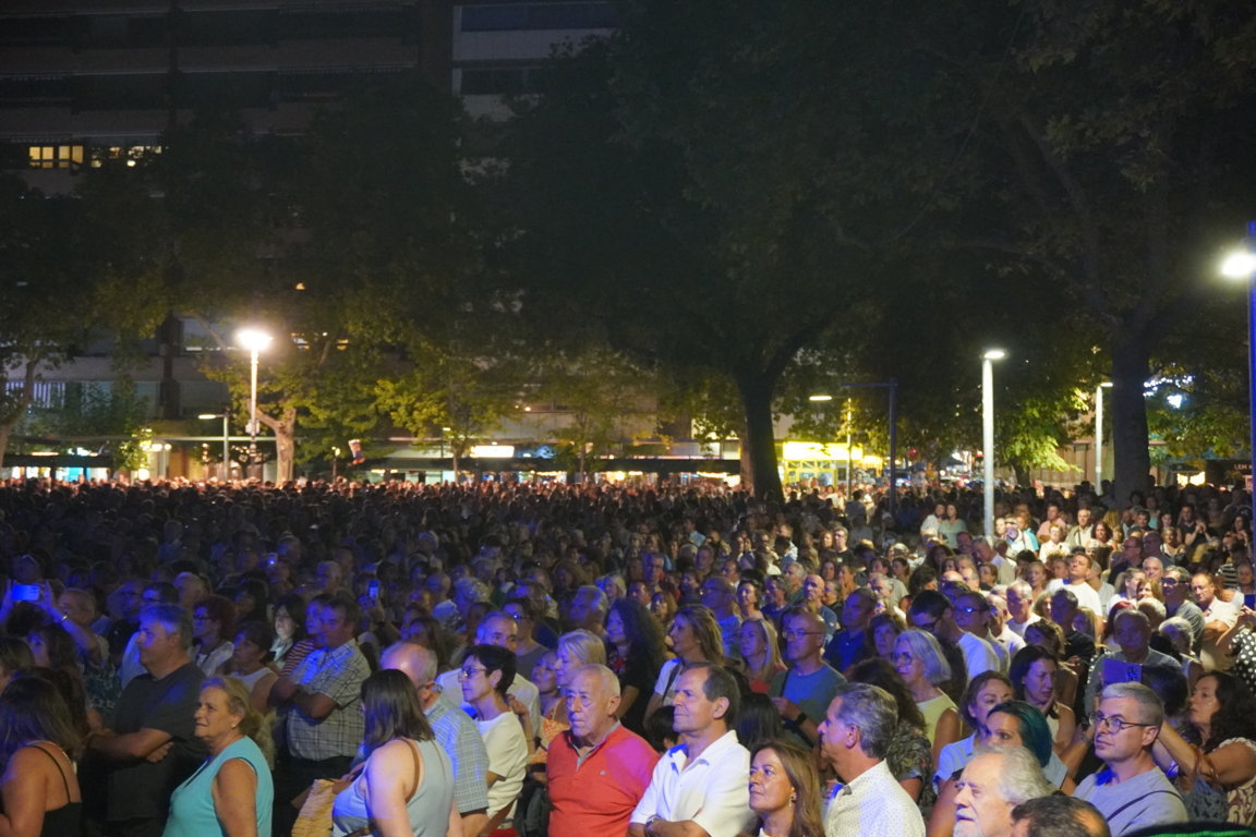 Concierto de Luz Casal en el Parque del Salón con gran afluencia de público