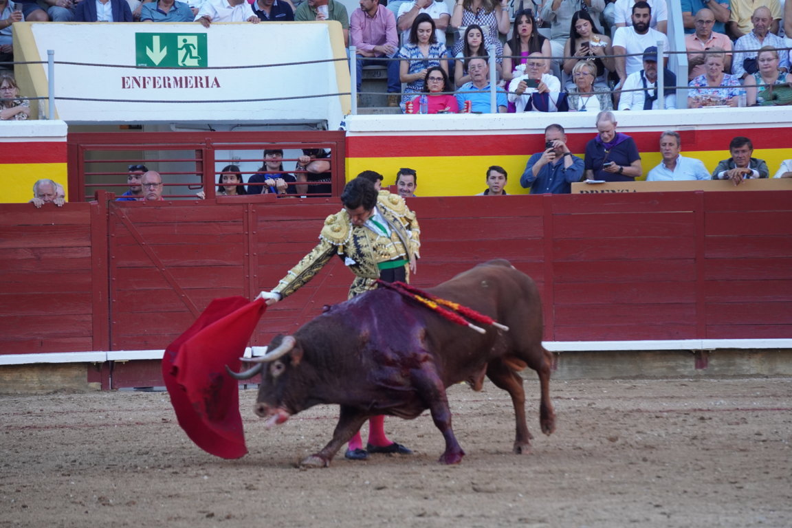 Morante de la Puebla lidiando un toro en la plaza de Palencia