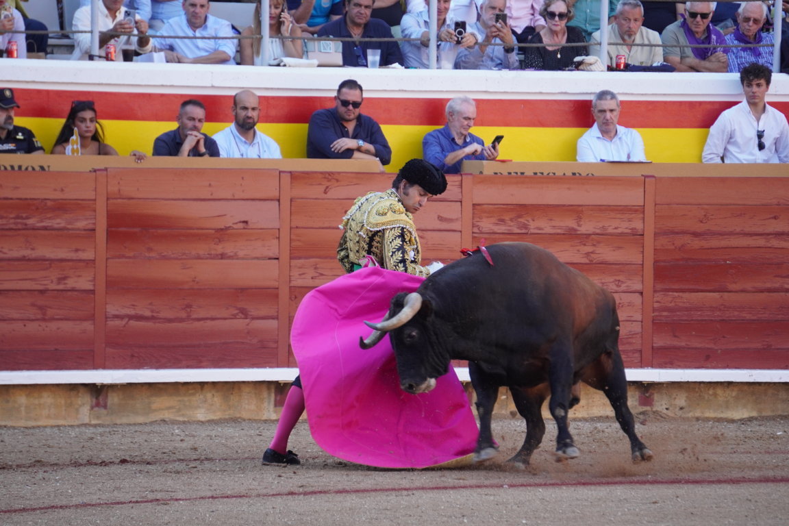 Morante de la Puebla lidiando un toro en la plaza de toros
