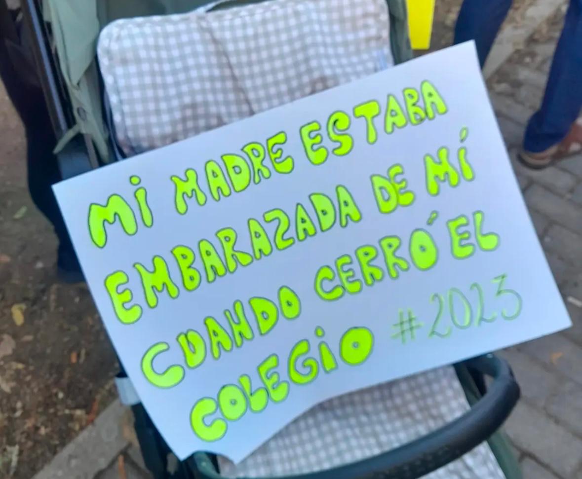 Cartel de protesta sobre la construcción del colegio en Dueñas