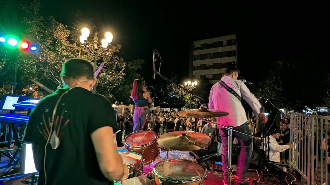 Concierto de orquesta en las fiestas de Saldaña con público disfrutando.