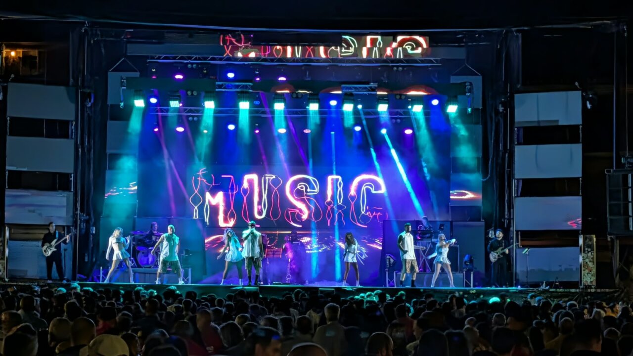 Concierto de la orquesta durante las fiestas de Saldaña con luces y público.
