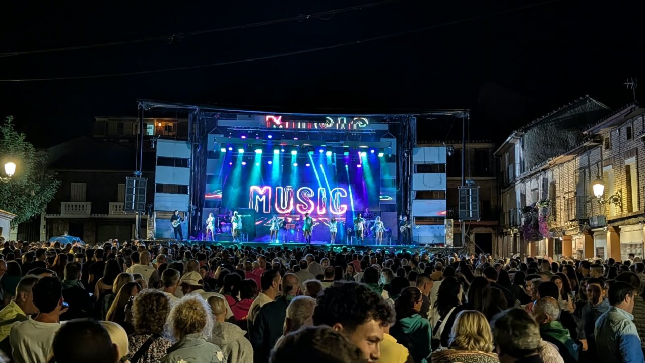 Concierto de orquesta en las fiestas de Saldaña con gran afluencia de público.