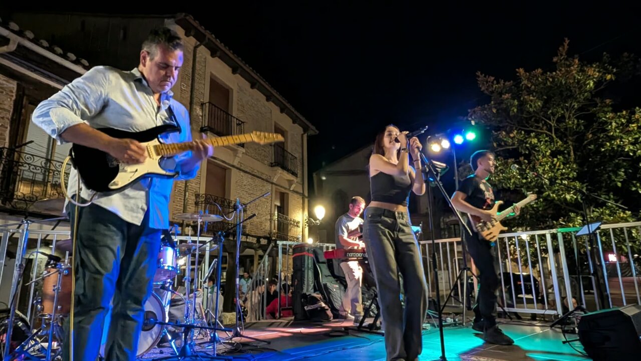 Concierto de orquesta en las fiestas de Saldaña con músicos en el escenario