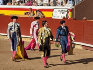 Toreros caminando por la plaza tras una corrida en Campos Góticos