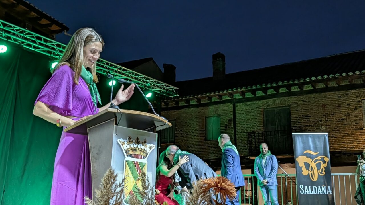 Presentadora en el pregón de las fiestas de Saldaña con público al fondo