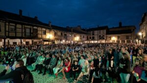 Multitud de personas en la inauguración de las fiestas de Saldaña