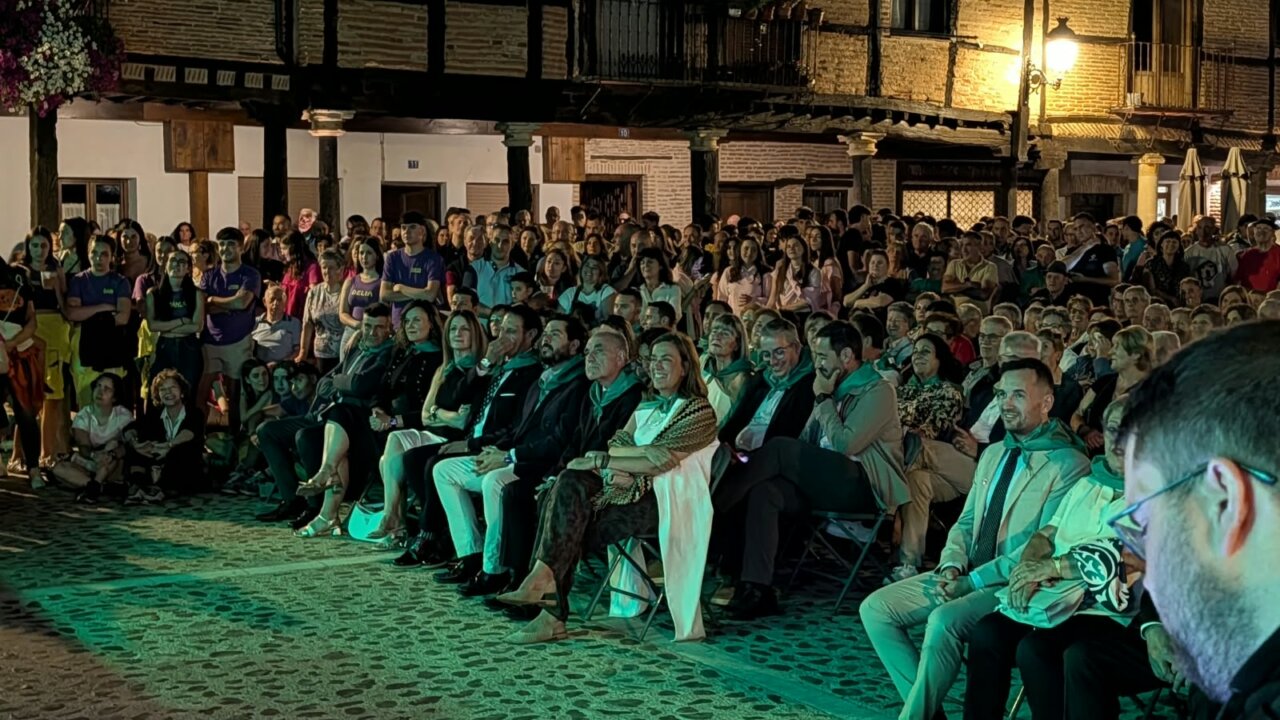 Multitud asistiendo al pregón de las fiestas en Saldaña