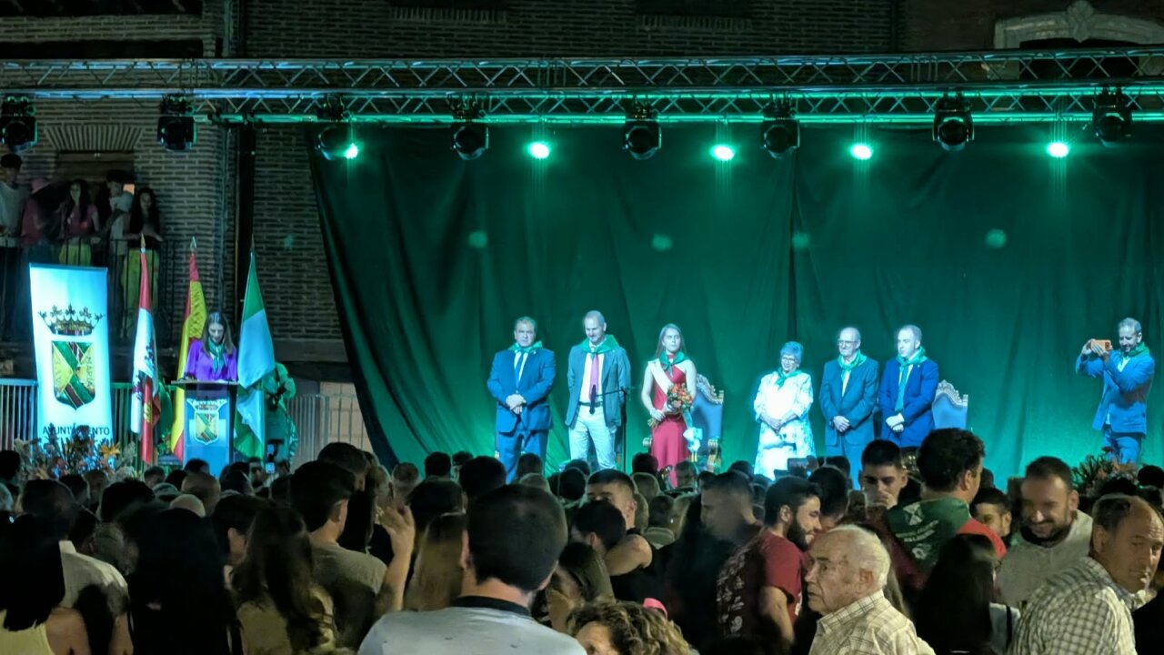 Acto inaugural del pregón de las fiestas en Saldaña con la Reina Saldañesa