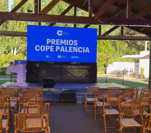 Escenario de la gala de los Premios COPE Palencia 2026 con sillas vacías.