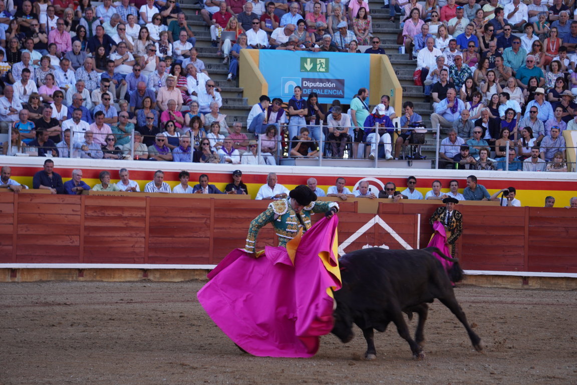 Torero realizando una faena con un toro en la plaza de toros