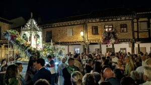 Multitud de personas en la ofrenda floral a la Virgen del Valle en Saldaña