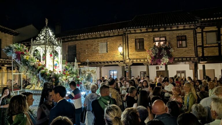 Multitud de personas en la ofrenda floral a la Virgen del Valle en Saldaña
