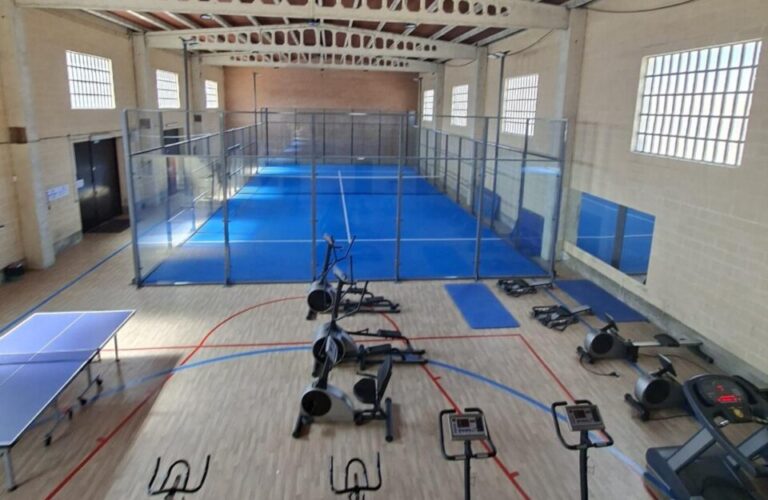 Vista interior del nuevo gimnasio y pista de pádel en Alar del Rey