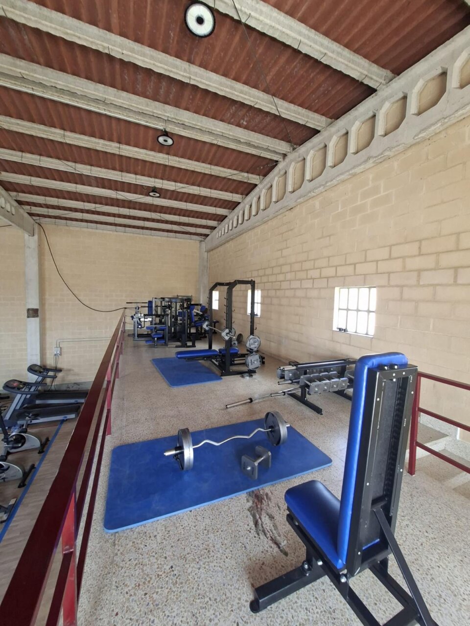 Interior del nuevo gimnasio y pista de pádel en Alar del Rey