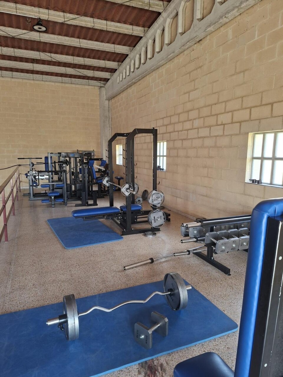 Interior del nuevo gimnasio en Alar del Rey con equipos de entrenamiento