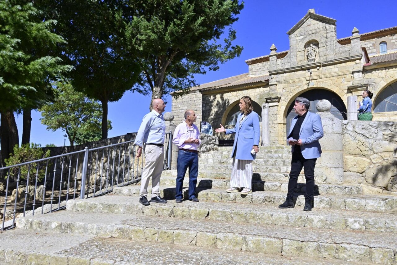 Visita de autoridades a la iglesia de Villerías tras mejoras en su entorno