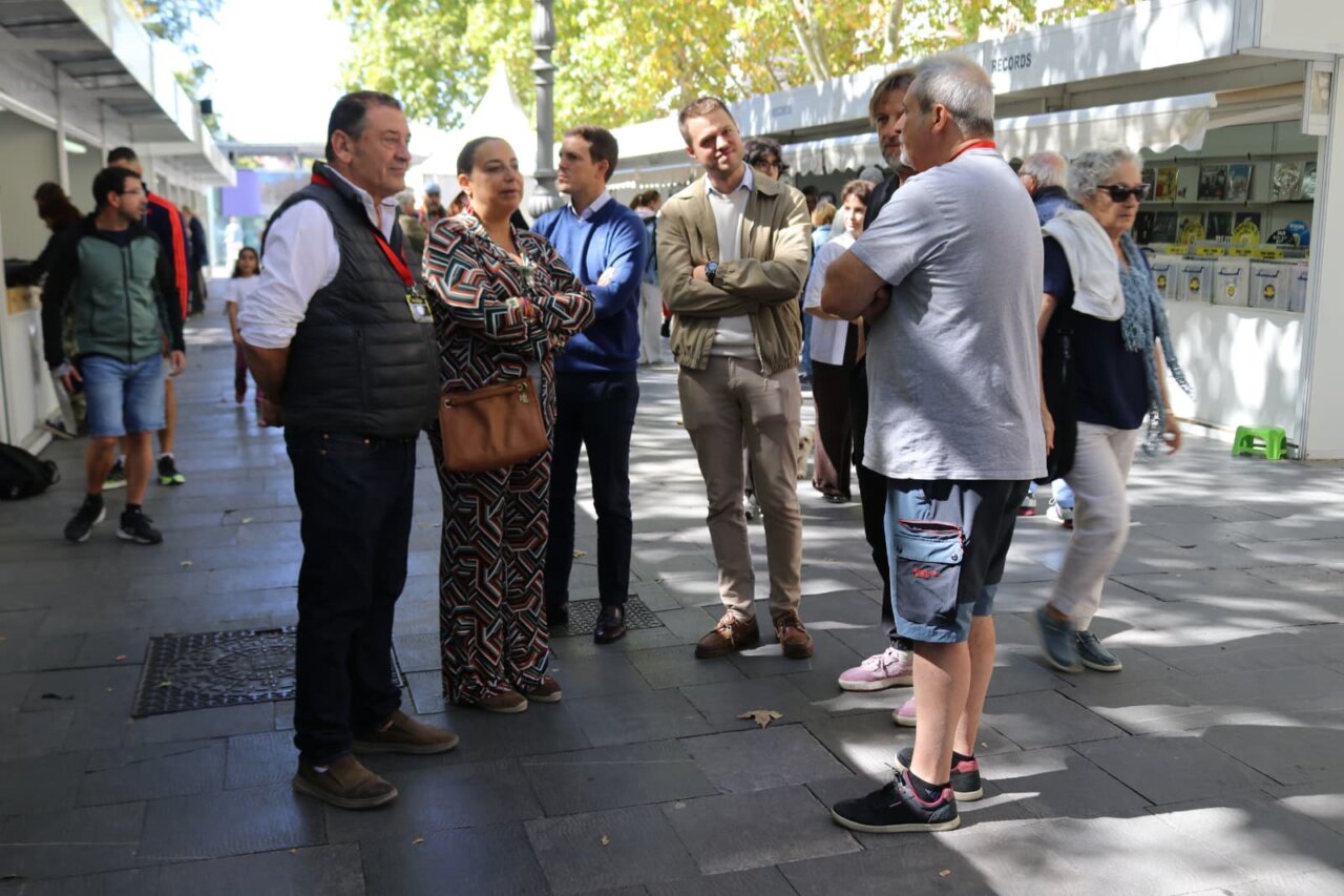 Grupo de personas conversando en la Feria del Disco en Palencia