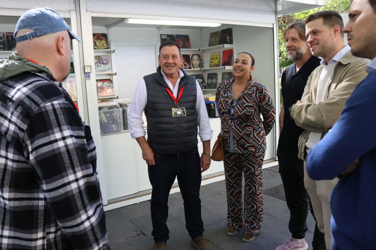 Personas conversando en la Feria del Disco en Palencia