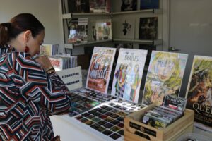 Mujer observando discos en la Feria del Disco en Palencia