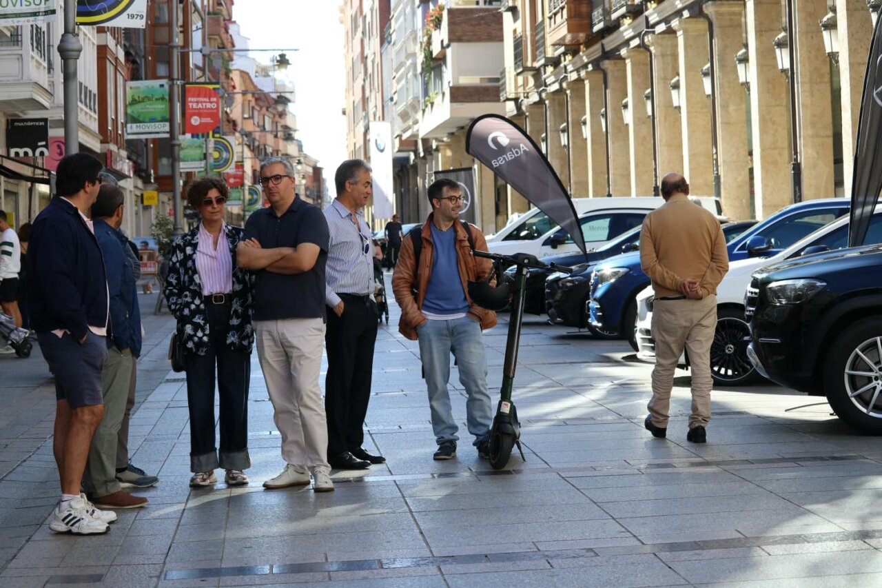 Personas observando vehículos sostenibles en la Calle Mayor de Palencia