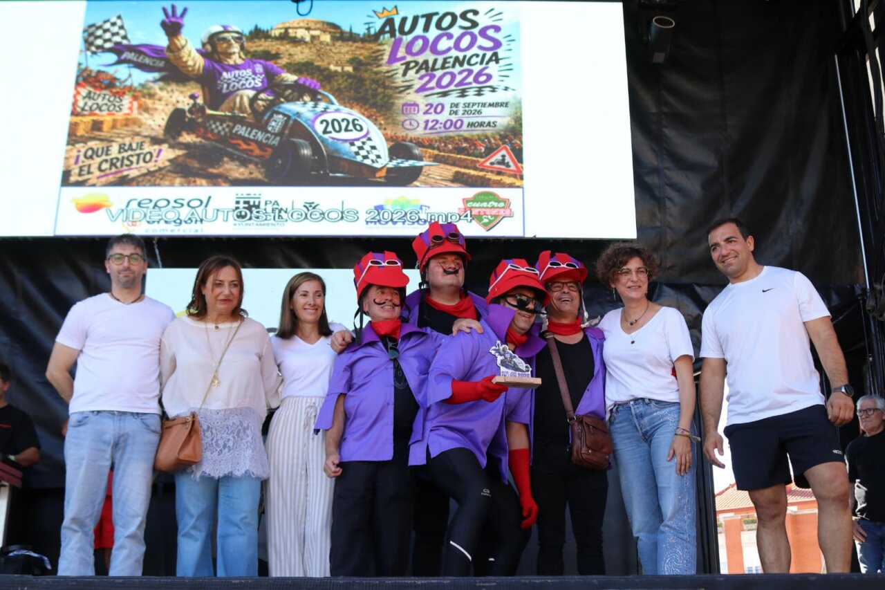 Participantes de la carrera de Autos Locos en Palencia 2026 en el escenario