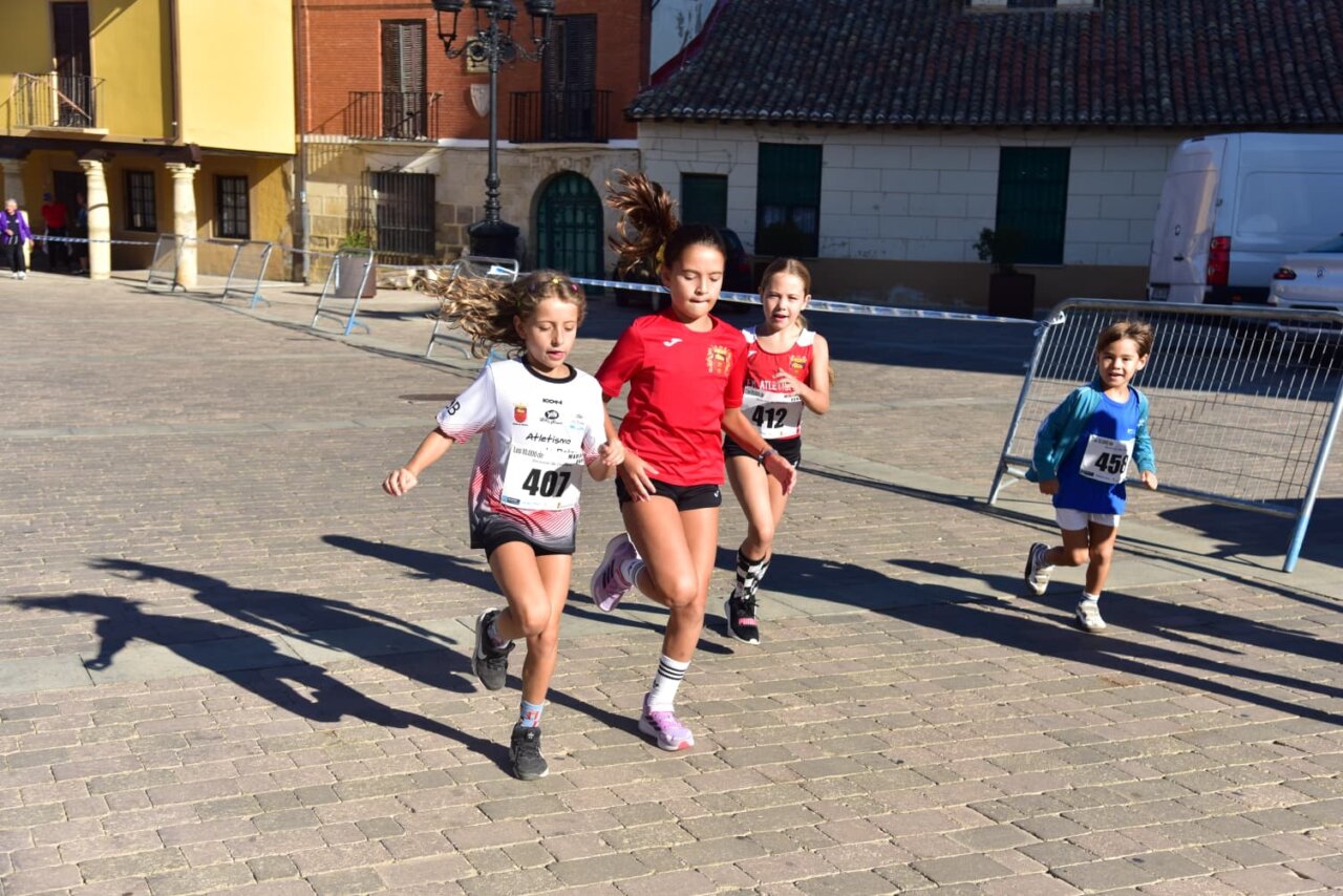 Niños corriendo en una carrera infantil en Becerril de Campos