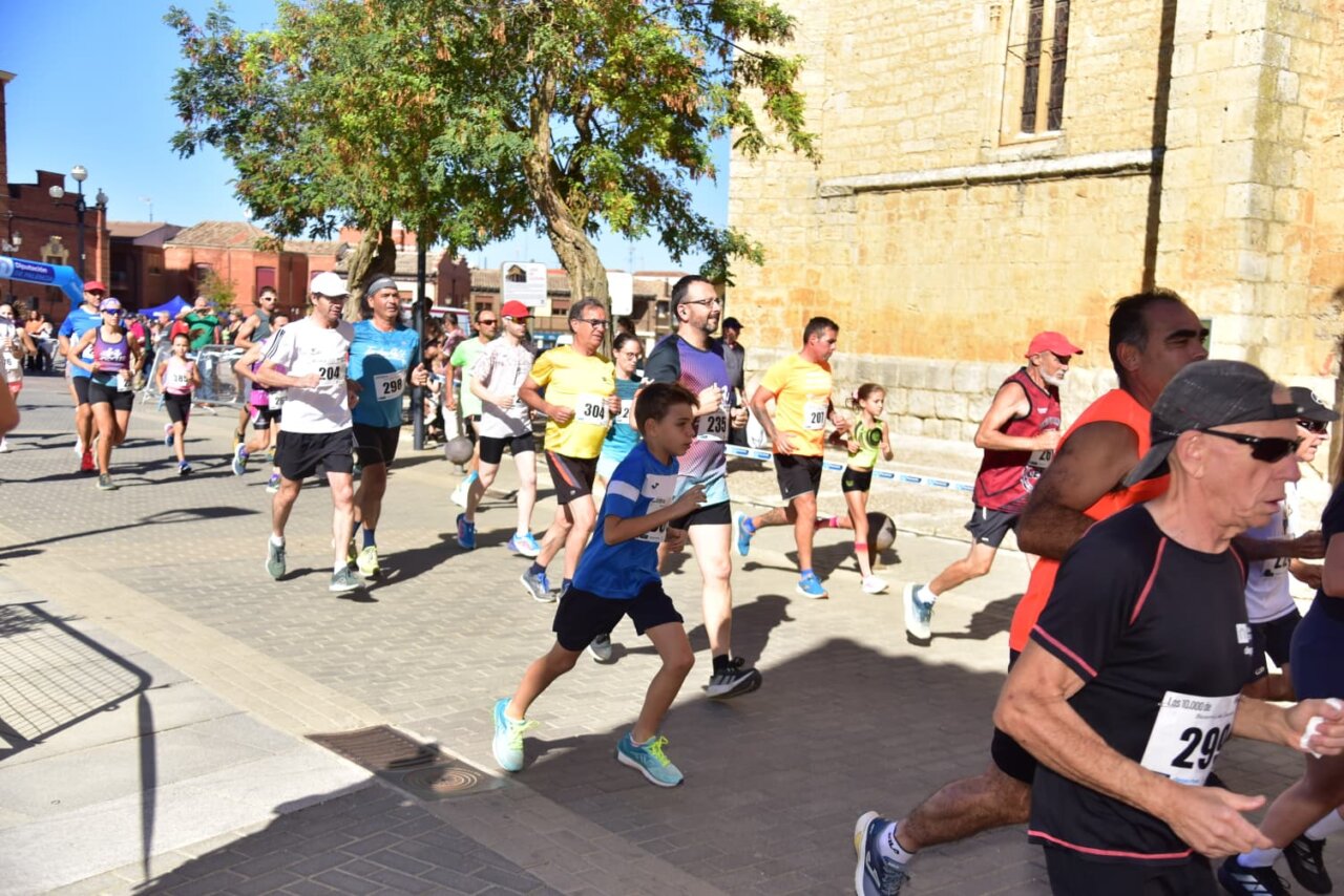 Participantes corriendo en la carrera Los 10.000 de Mariano Haro en Becerril de Campos