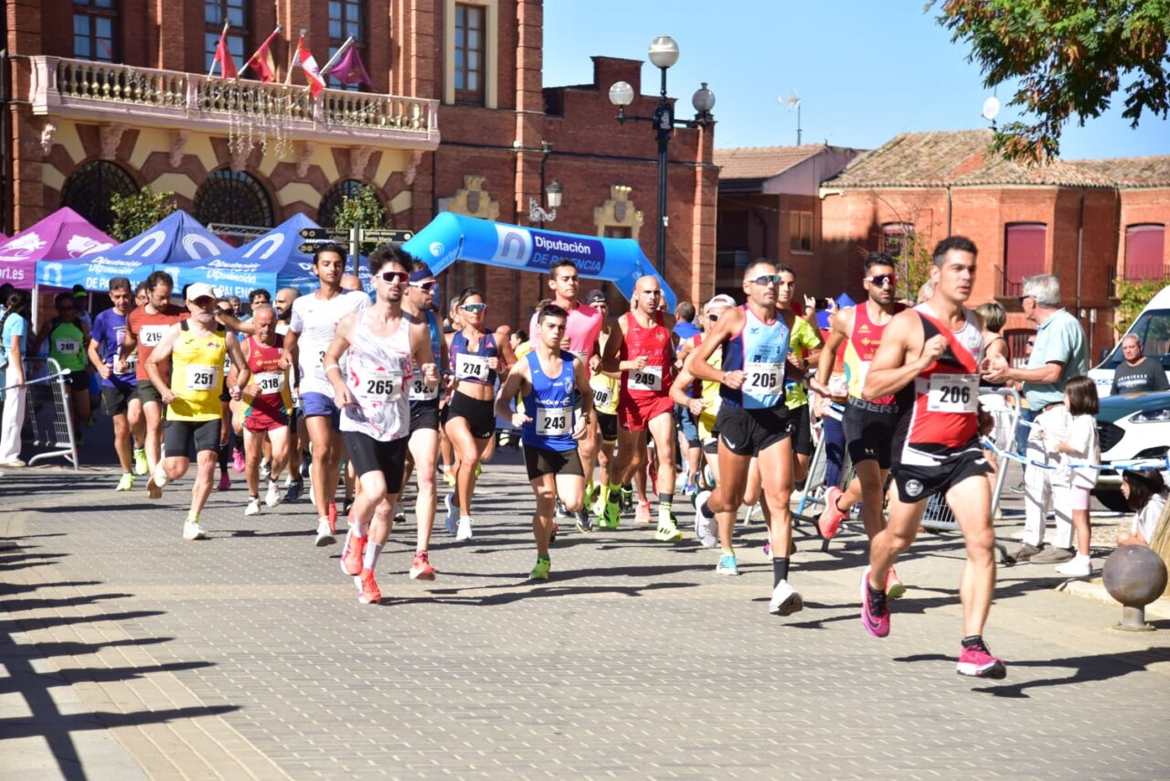 Corredores participando en la carrera Los 10.000 de Mariano Haro en Becerril de Campos