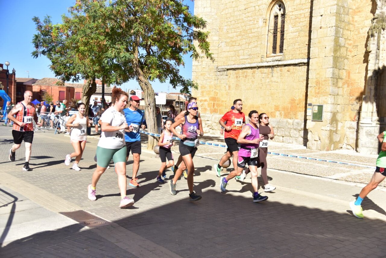 Corredores participando en la carrera Los 10.000 de Mariano Haro en Becerril de Campos