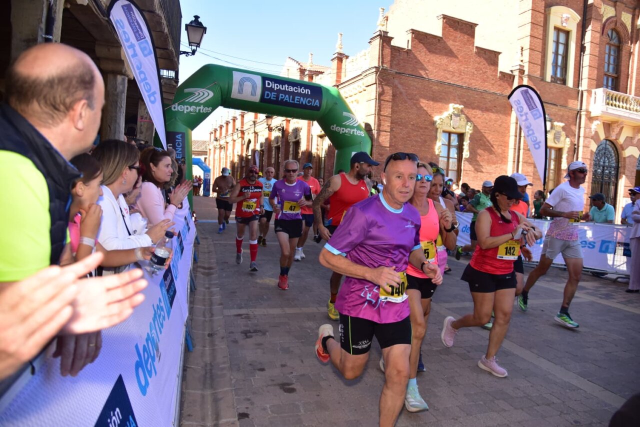 Corredores participando en la carrera Los 10.000 de Mariano Haro en Becerril de Campos.
