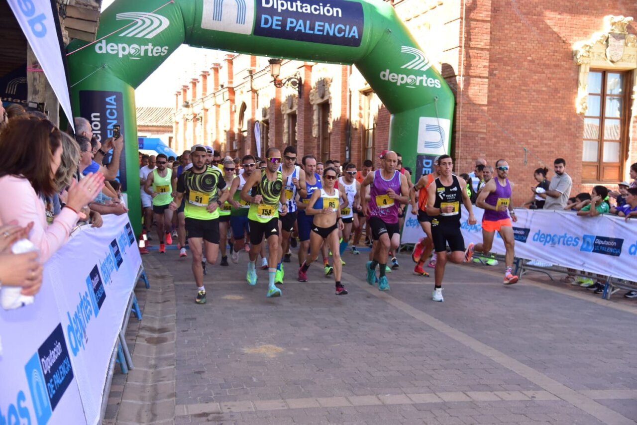 Participantes corriendo en la carrera Los 10.000 de Mariano Haro en Becerril de Campos.