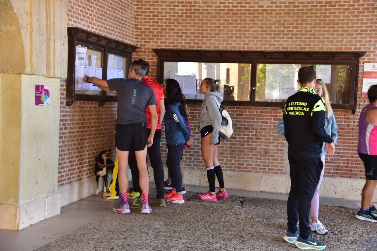 Participantes revisando información en la carrera Los 10.000 de Mariano Haro