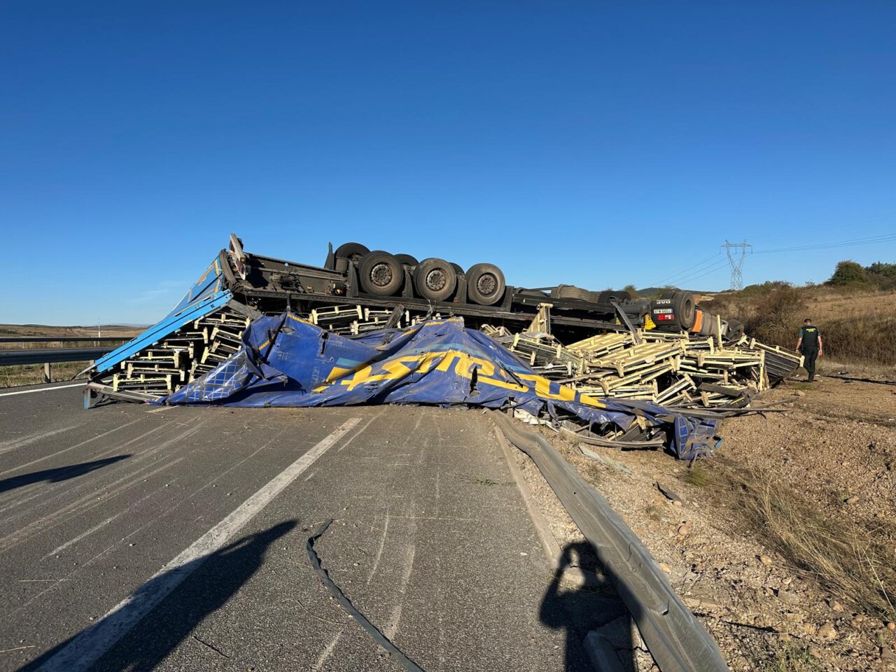 Camión volcado en la carretera A-67 en Aguilar de Campoo