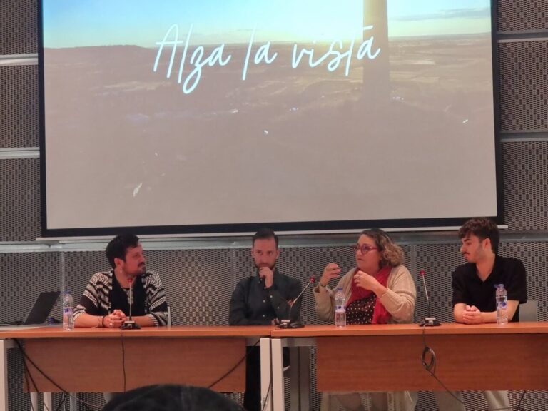 Panel de discusión sobre turismo en Palencia con varios ponentes